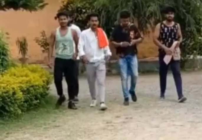 Making a ring of smoke in the air with cigarettes, the youth made a reel in the police station