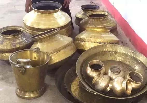 Arrested for stealing brass and bronze utensils, had crossed through an empty house