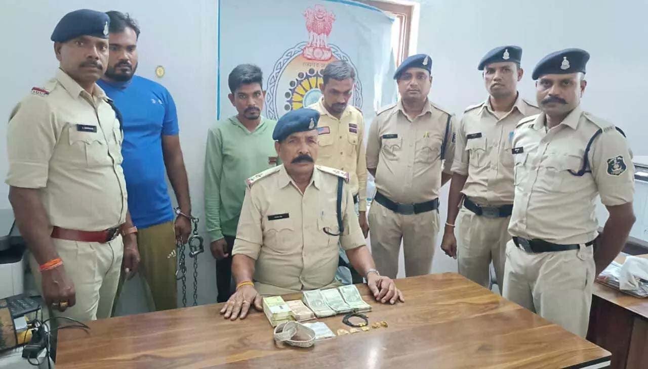 Debt laden youth committed theft by planning, arrested with friends