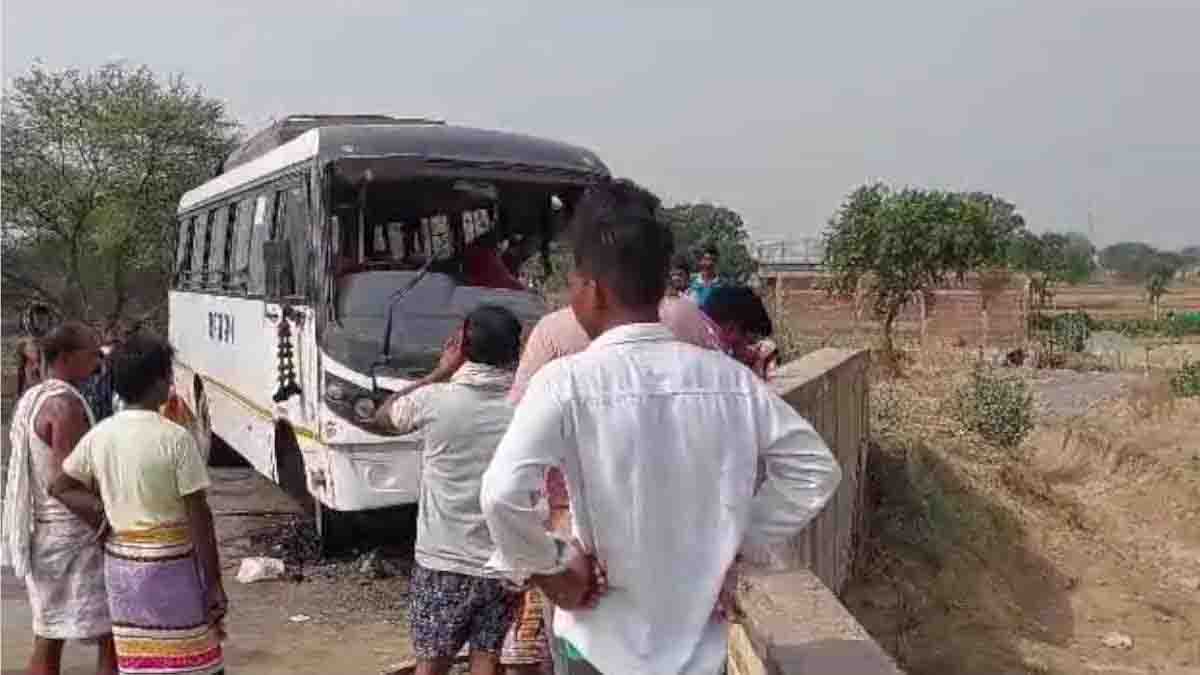 The accident happened due to the negligence of the driver, the lives of 26 passengers were in danger.