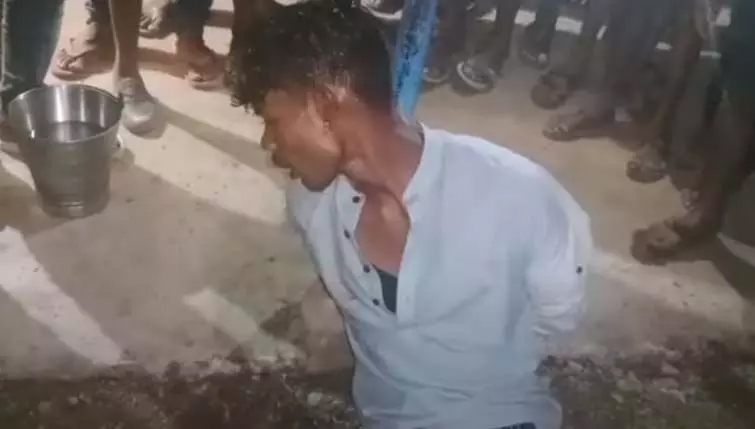 Attempted robbery from medical operator, villagers caught the miscreant and thrashed him fiercely