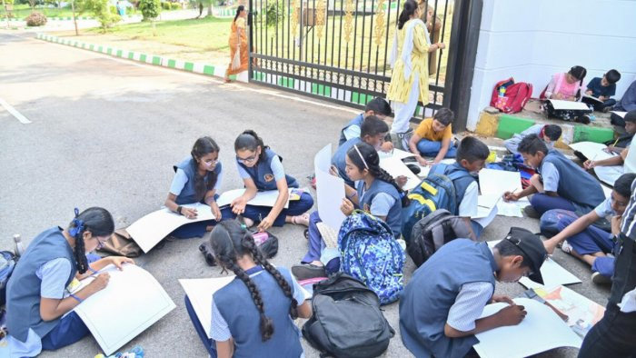 Karnataka: Drawing contest on footpath on Savarkar Jayanti