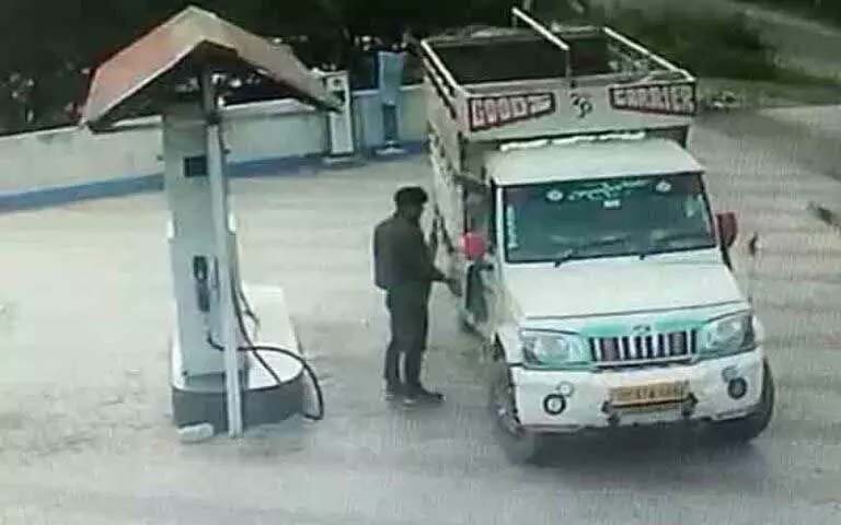 The accused absconded with 90 thousand rupees from the car