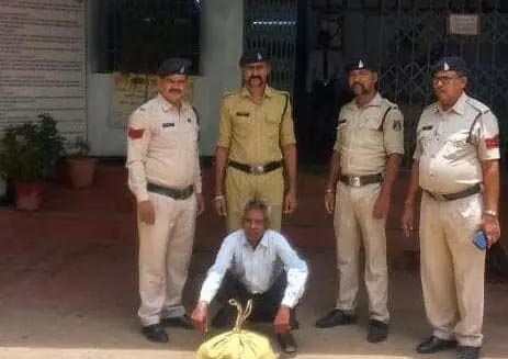 Liquor was being sold by making a roadside hut, arrested