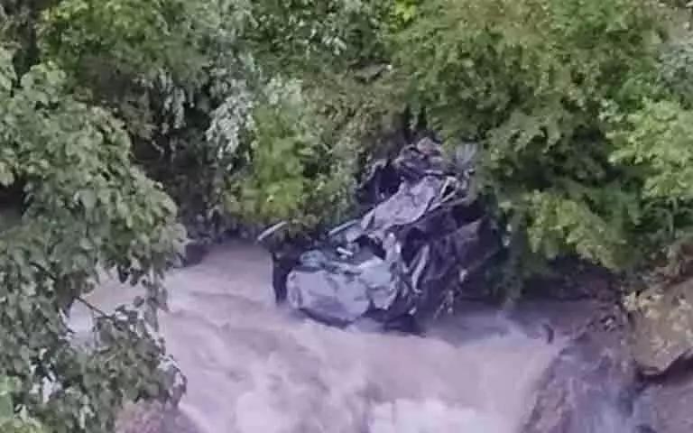 Woman killed in road accident, 5 injured