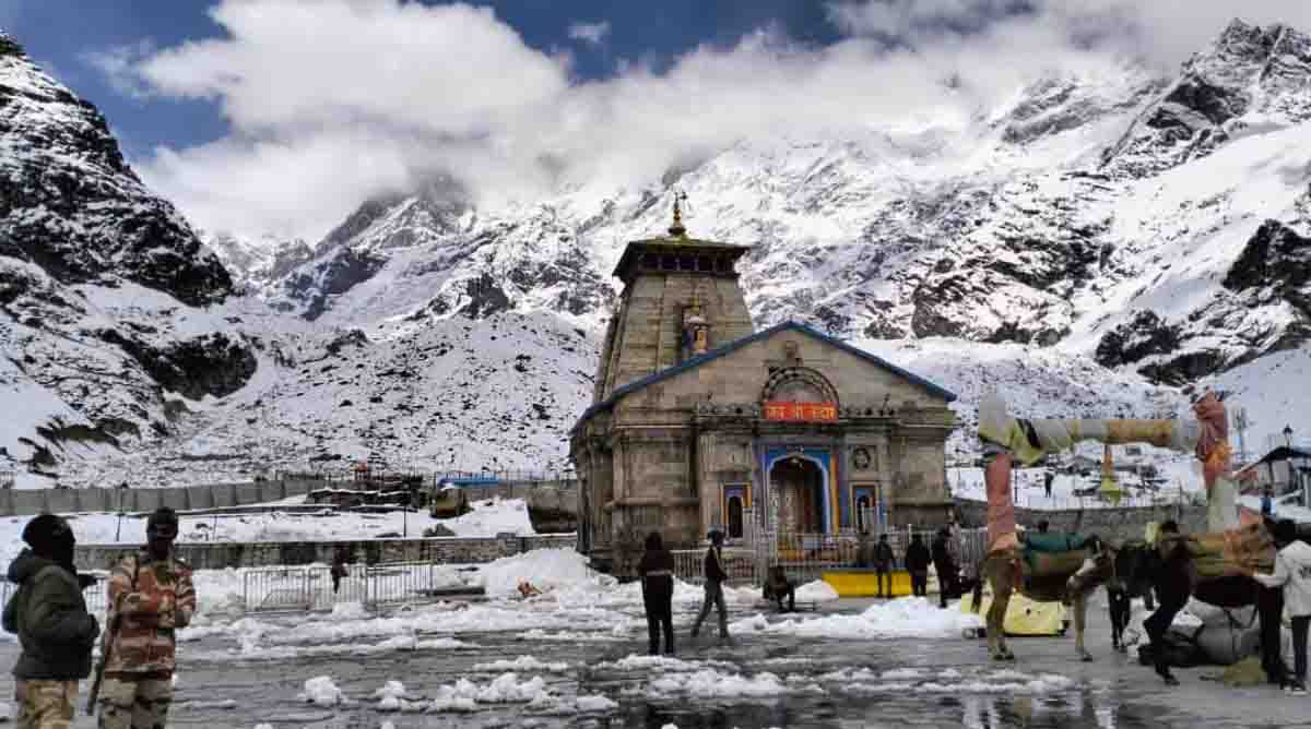Devotees moving forward in Kedarnath despite the challenge of the weather