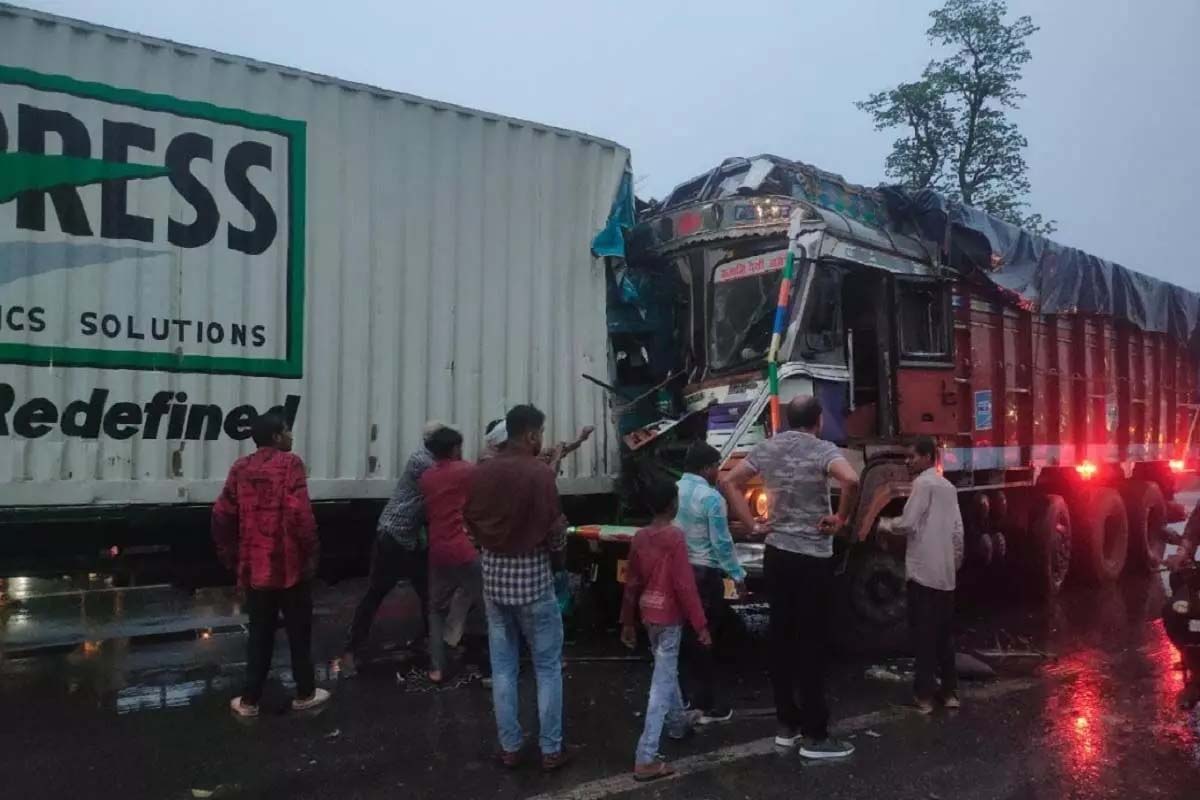 Driver died on the spot in a massive collision between truck and container