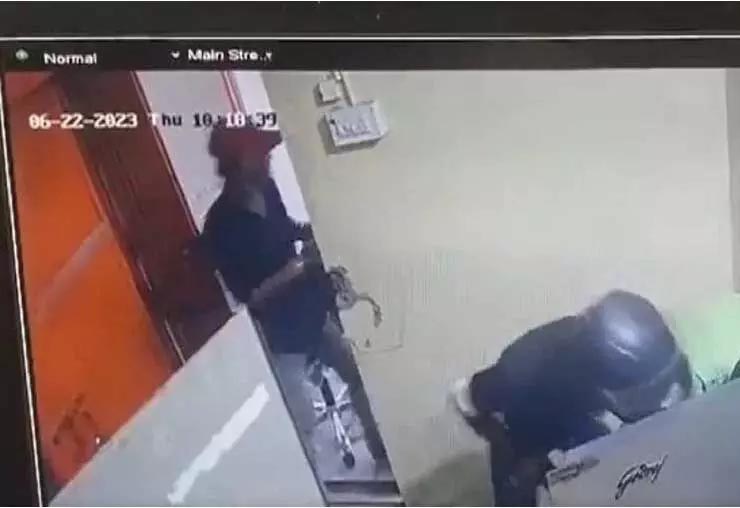 Police arrested five criminals in bank robbery