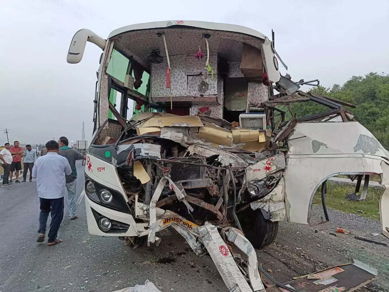 Bus coming from Nawada to Tata met with an accident in Chandil, five injured