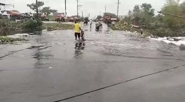 Waterlogging in city roads, drivers are facing problems