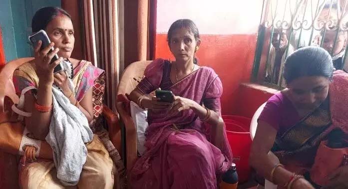 Tehsildar arrested 3 vicious women, doing recovery in the village