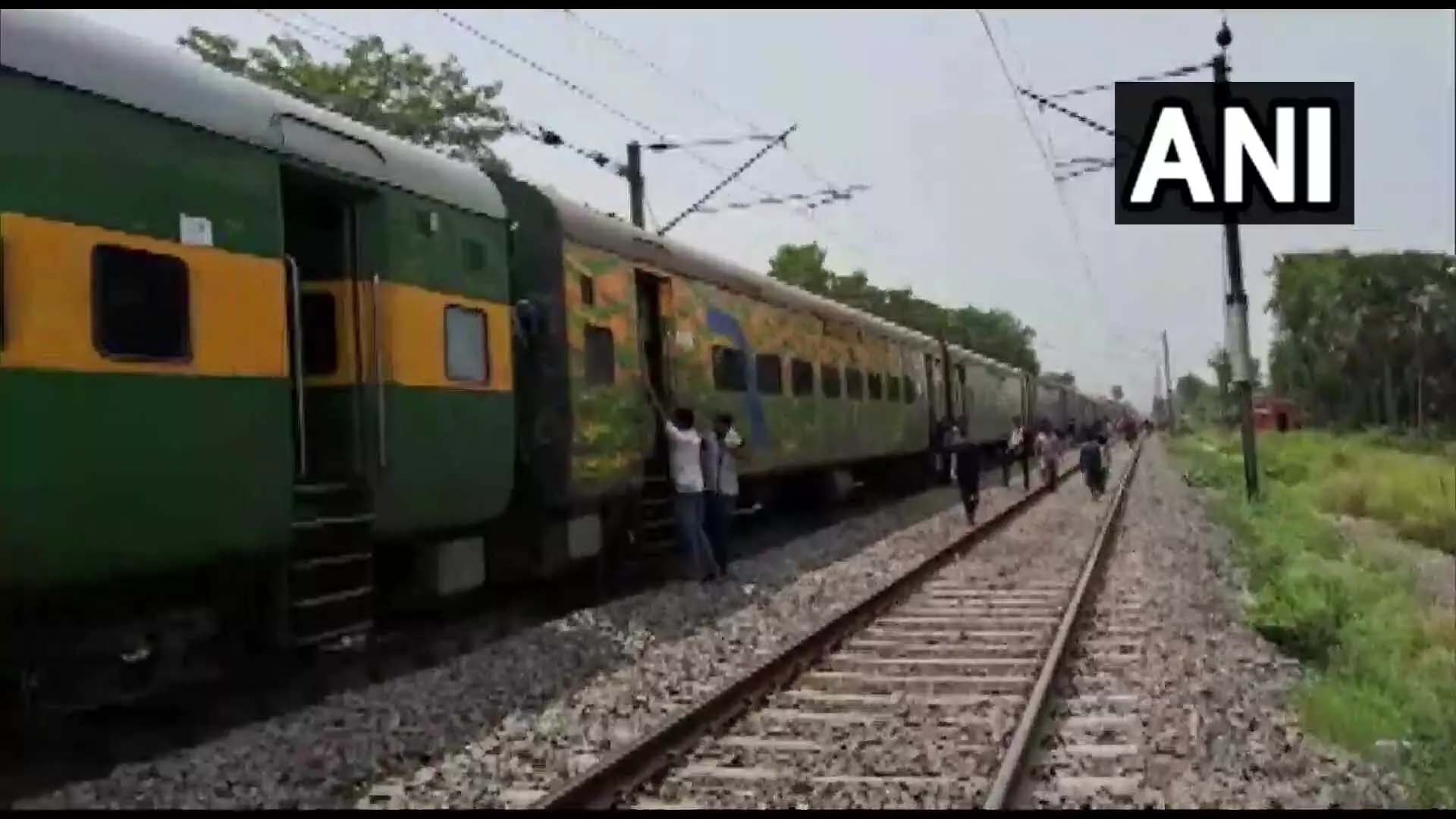 Sudden fire in Garib Rath Express train, see VIDEO…