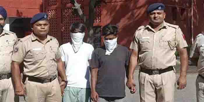 Police arrested 2 youths with illegal weapons during blockade