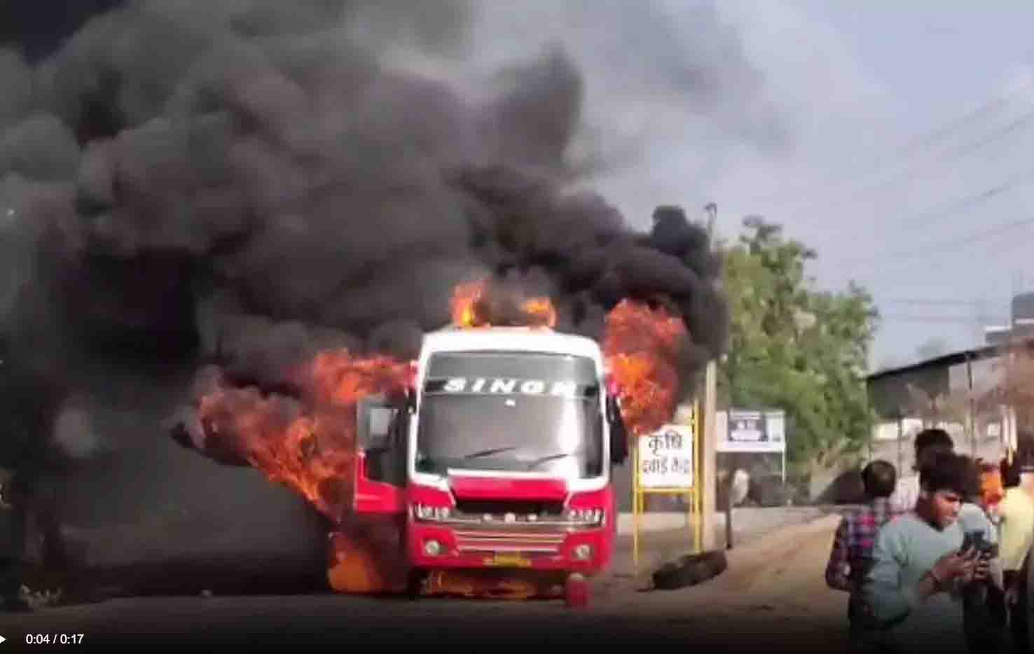 A sudden fire broke out in a bus going to Allahabad, watch video