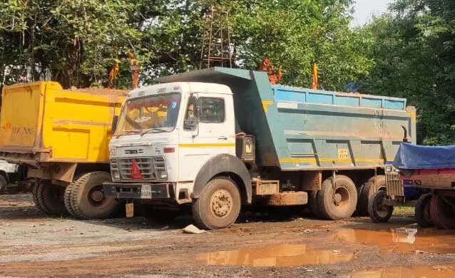 3 vehicles seized for illegal transportation of limestone and sand