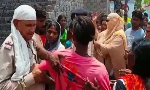 Corporation team attacked with bricks and stones, occupants furious over breaking illegal construction