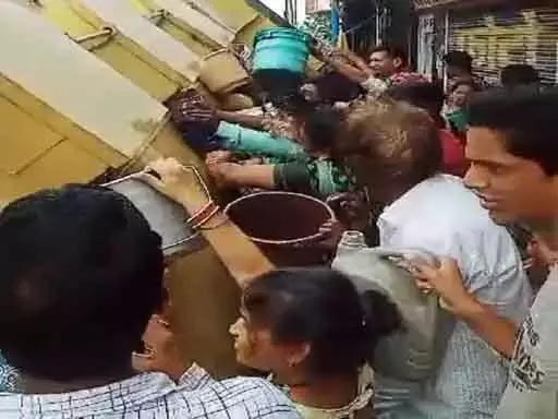 Loot of kerosene when tanker overturned, local people carried away buckets