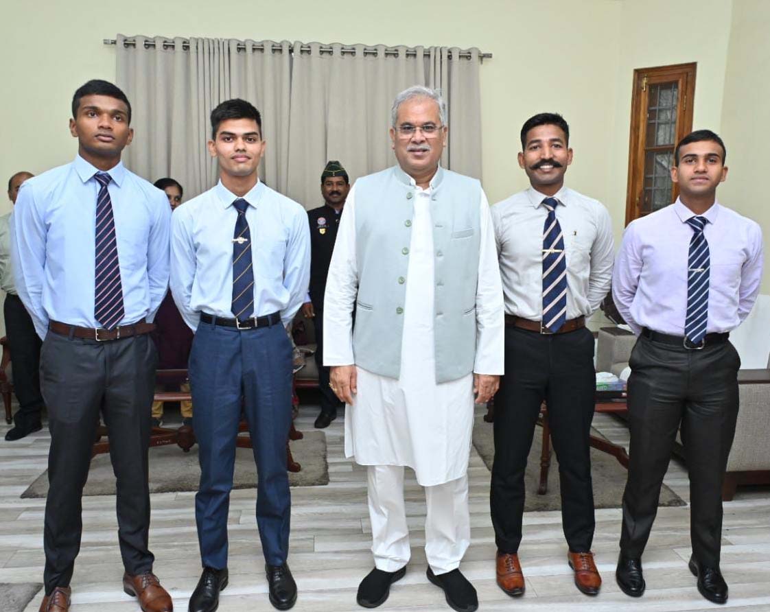Newly-appointed Lieutenant Officers of the Indian Army from Chhattisgarh pay a courtesy visit to the Chief Minister