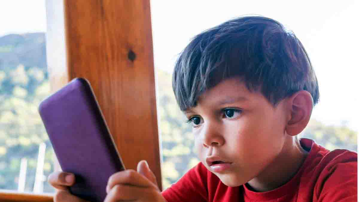Children in this country know how to use the phone, do not go to the toilet!