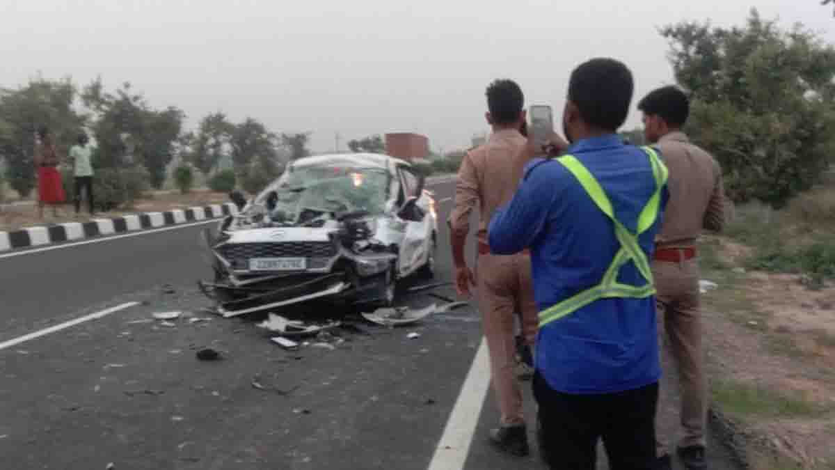 The car returning from the wedding ceremony rammed into the truck