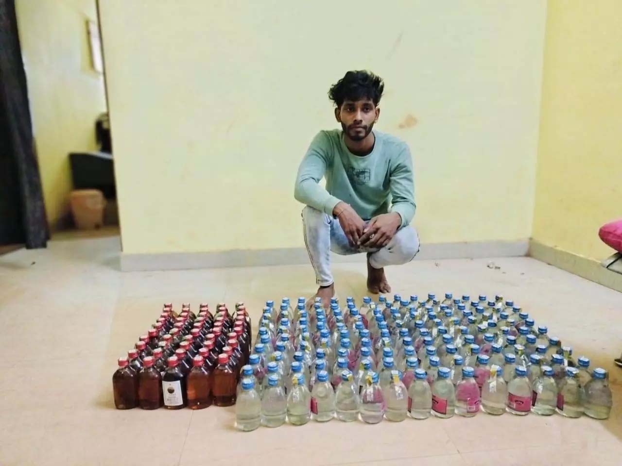 Youth arrested while carrying 50 foreign and 150 domestic plane pauwa