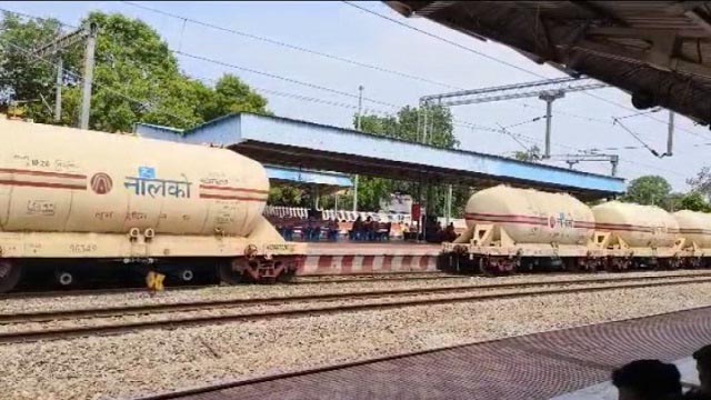Odisha: Wagons of good train gets detached near Keshinga
