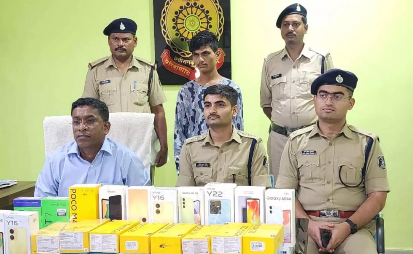 Thief arrested with 37 smartphones, stolen in shop