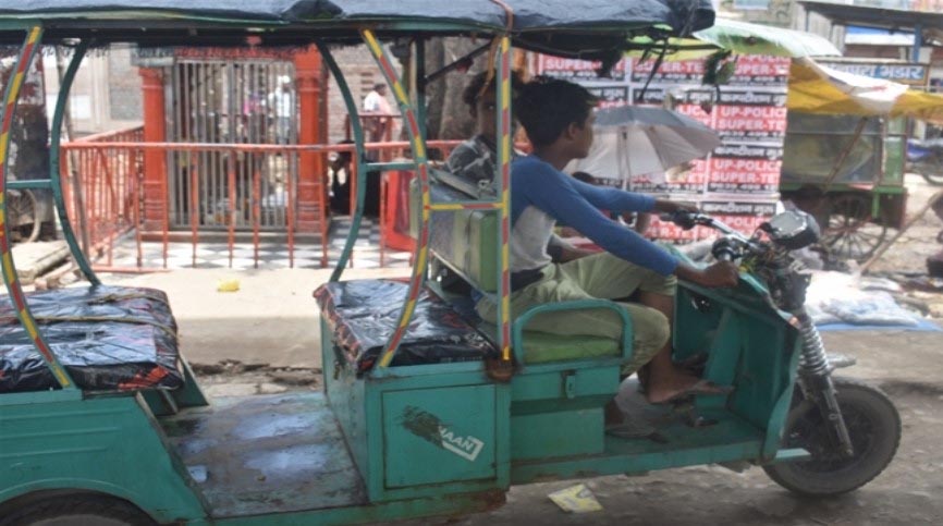 Minor caught driving an e-rickshaw, even the father is not well