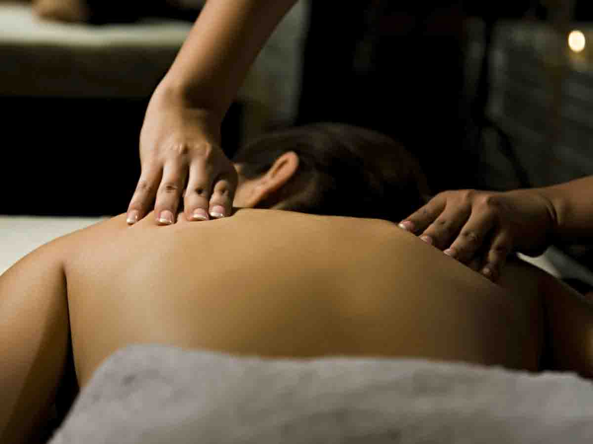 Police arrested 4 girls by raiding the spa center
