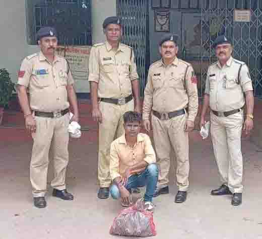 Kurud police caught liquor smuggler