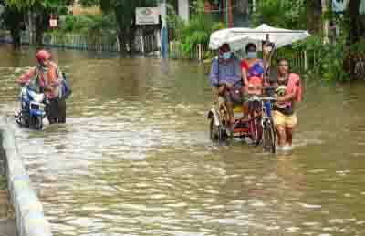 Gujarat battling heavy rains and waterlogging, nine killed in two days