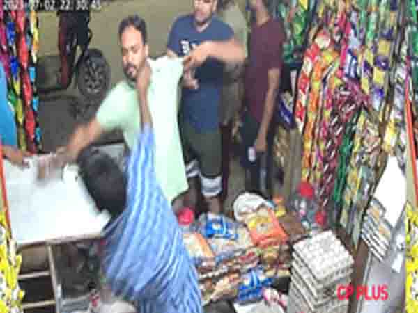 The bullies beat the shopkeeper on the road, a case was registered against the two accused