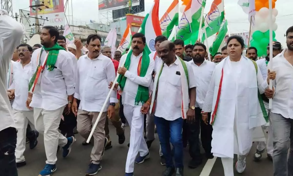 Congress leaders take out rally in defense of VSP