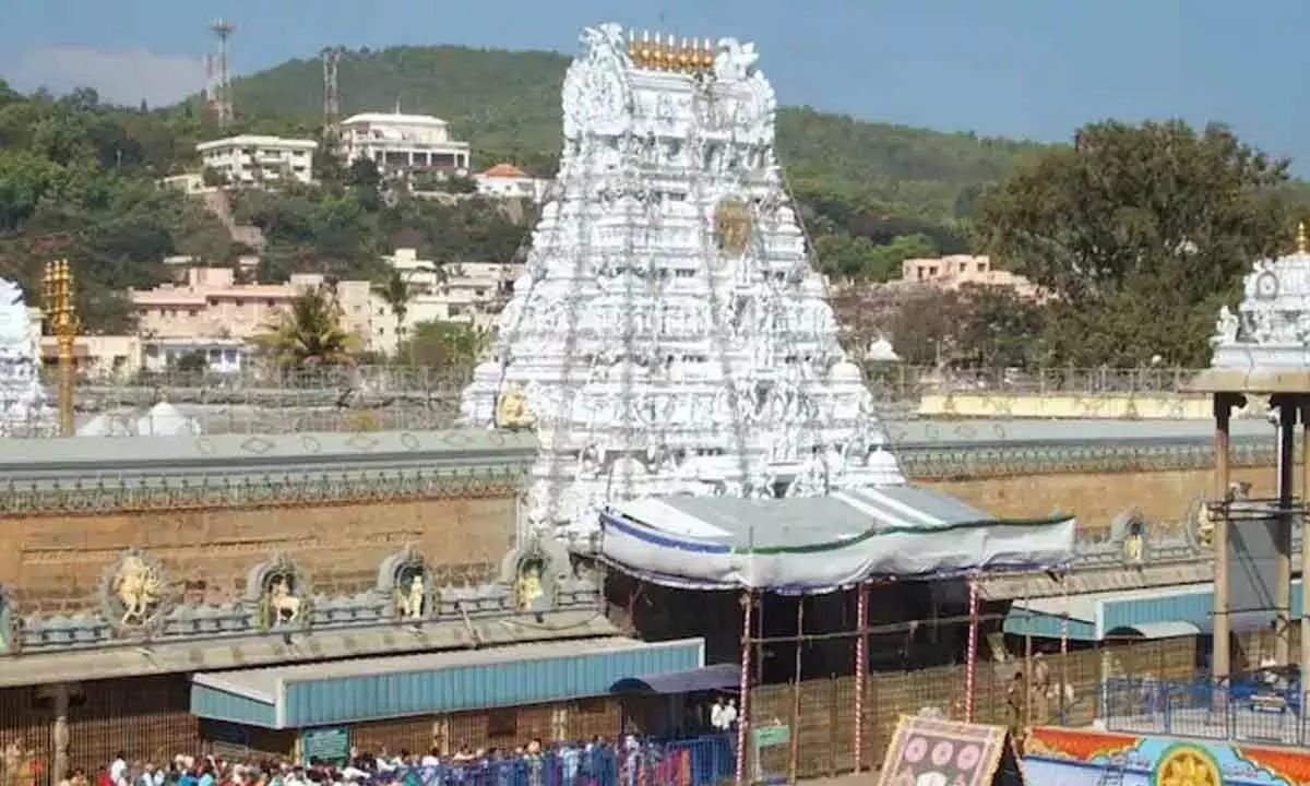 Devotees wait in 22 coaches for 24 hours today for Sarvadarshan