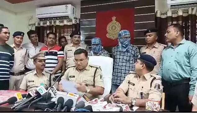 Two accused of looting at the point of fake gun and knife arrested