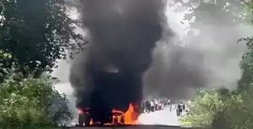 Hiva vehicle’s tire burst, vehicle burnt on the road